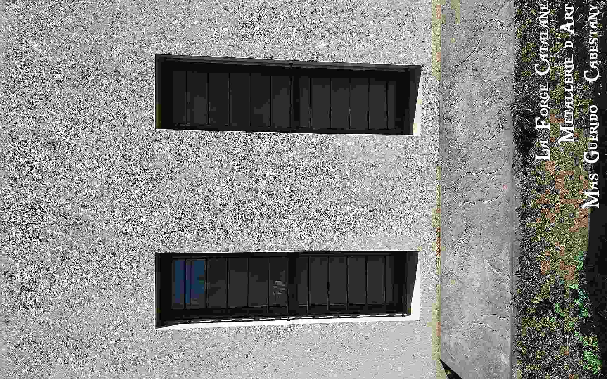 grille de protection en fer plat  forge catalane.jpg